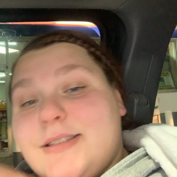 Profile Picture of Kéñźiè Pfalzgraf (@mckenziep13) on Poshmark