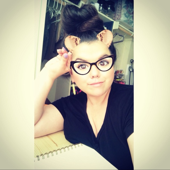 Profile Picture of Vannia Gonzale (@vanniaglez) on Poshmark