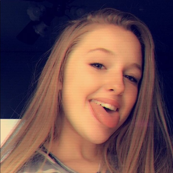 Profile Picture of Alexa Hayes (@alexahayes16) on Poshmark