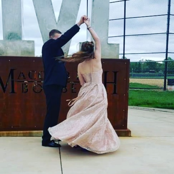 Profile Picture of Emma Melohn (@melohn42618) on Poshmark