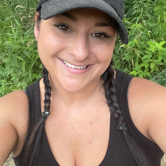 Profile Picture of Kelly Clausen (@kellyclausen84) on Poshmark