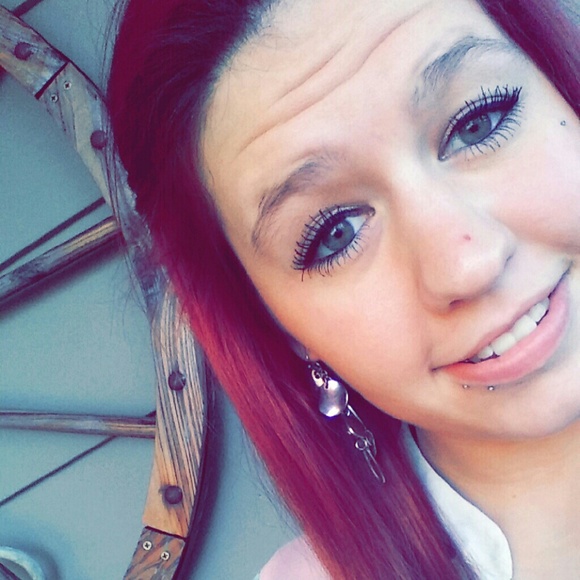 Profile Picture of Christiana Oshields (@shyleefaith94) on Poshmark