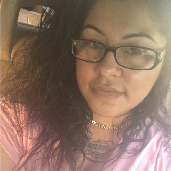 Profile Picture of Alice Baez (@alicemb90) on Poshmark