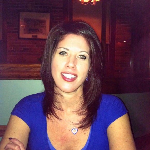 Profile Picture of Diana Janetos (@diellie) on Poshmark