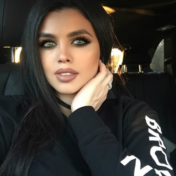 Profile Picture of Fayetube Hadri (@fayecosmo) on Poshmark
