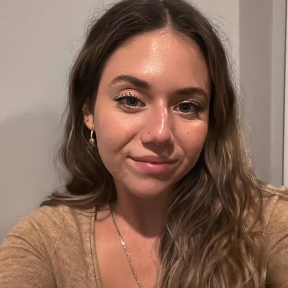 Profile Picture of Talia Kienast (@tbk26) on Poshmark