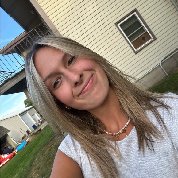 Profile Picture of Kaylee Vanbaren (@krenaevb) on Poshmark