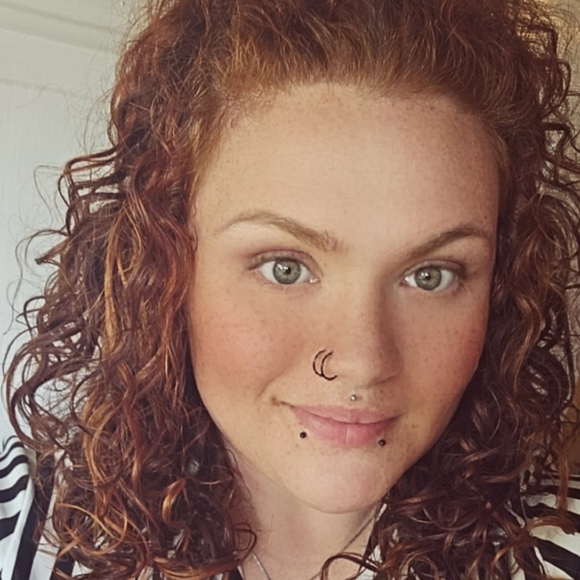 Profile Picture of Ashley Malwitz (@ashley_malwitz) on Poshmark