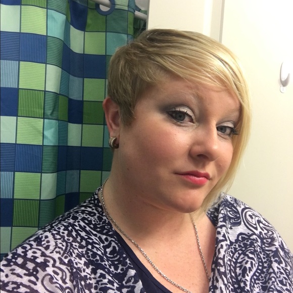 Profile Picture of Jill Omtvedt (@jilly_vanilly) on Poshmark