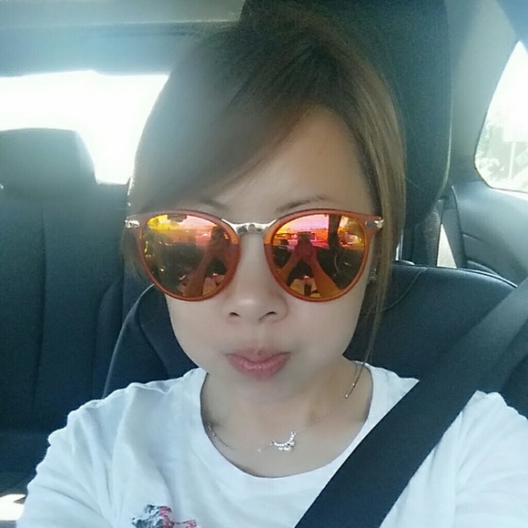 Profile Picture of Man ting Lin (@angelahl) on Poshmark