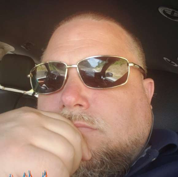 Profile Picture of Robert Stem (@rob091980) on Poshmark