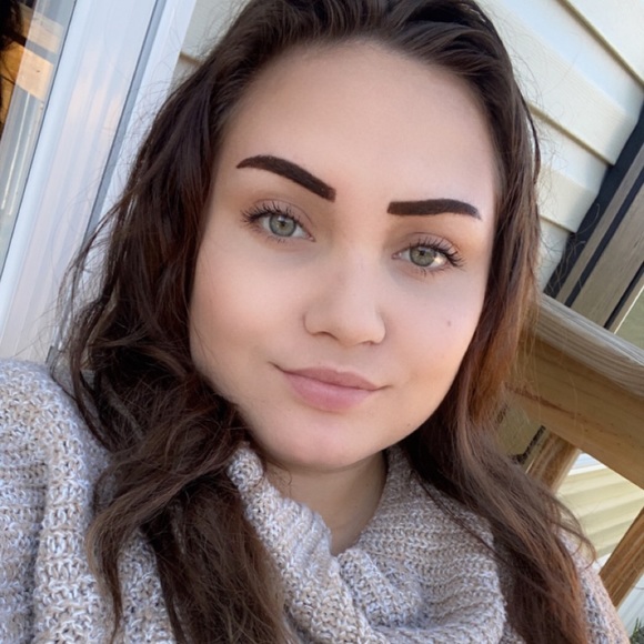 Profile Picture of Brianna Cavender (@bbybri100) on Poshmark