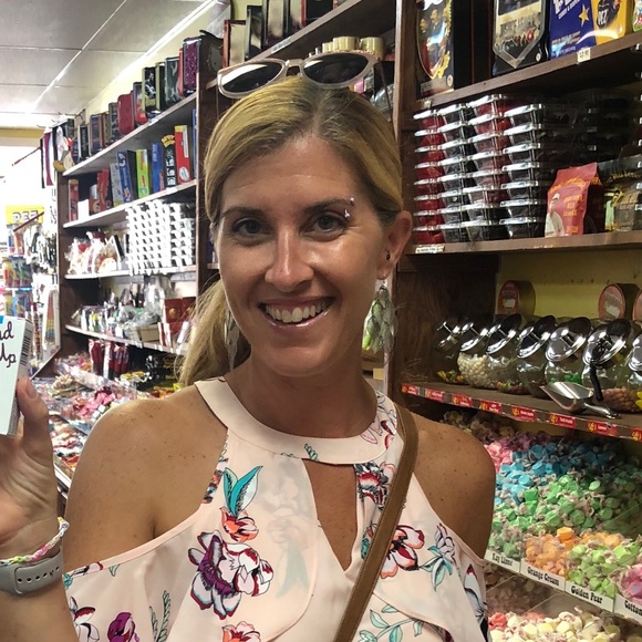 Profile Picture of Amanda Wolfe (@sunyshyne3) on Poshmark