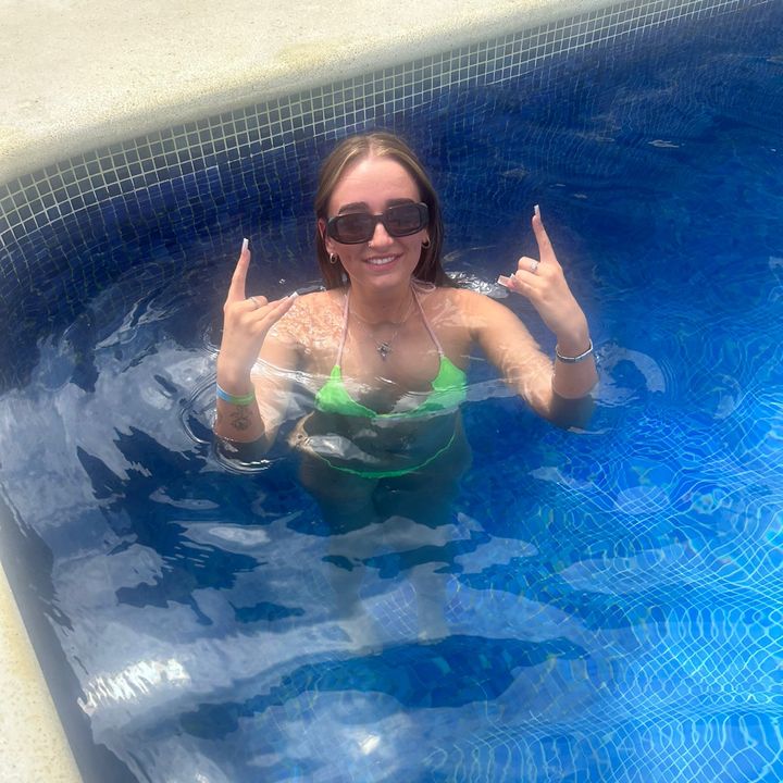 Profile Picture of carlypriv (@__cj__22) on Tiktok