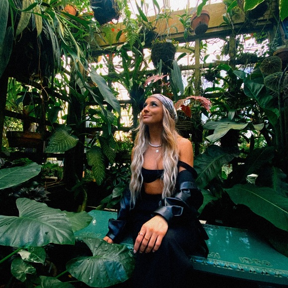 Profile Picture of Christina Bartolozzi (@cbart1999) on Poshmark