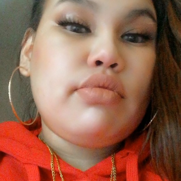 Profile Picture of Serenity Contois (@serentrustn1) on Poshmark