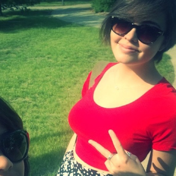 Profile Picture of Phoebe Callard (@vivalavebohem) on Poshmark