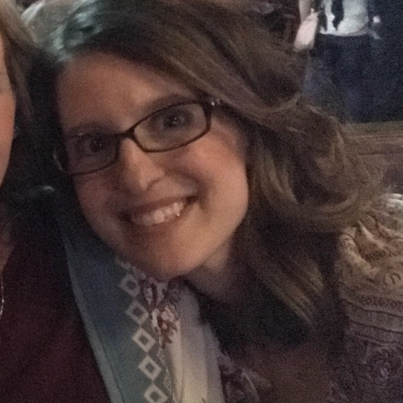 Profile Picture of Jenna Shandera (@shanderagal) on Poshmark