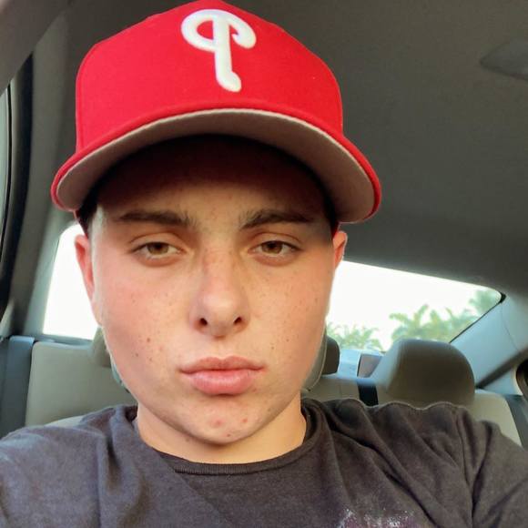 Profile Picture of Taylor Rovar (@taylorr113) on Poshmark