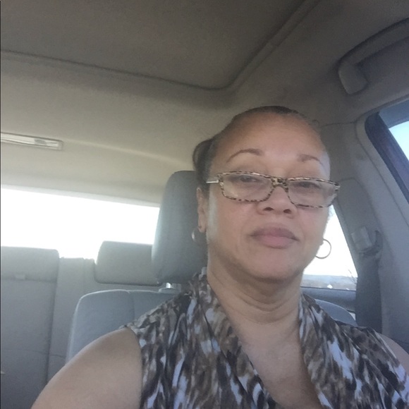 Profile Picture of Elizabeth Cheridor (@yvonnestouch) on Poshmark