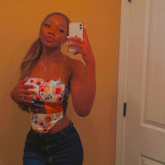 Profile Picture of Zianna Shinhoster (@zianna429) on Poshmark