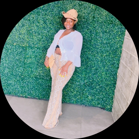 Profile Picture of Latoya Elliott (@latoyaelliot924) on Poshmark