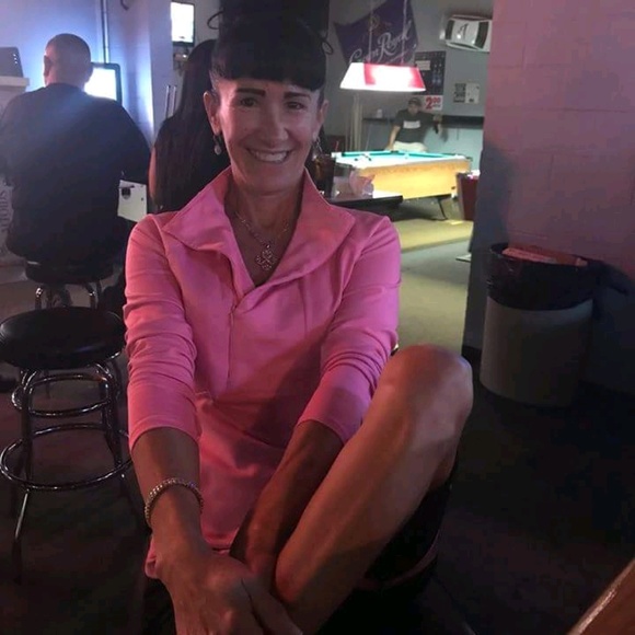 Profile Picture of Yvonne Hendrich (@yvonnearzate) on Poshmark