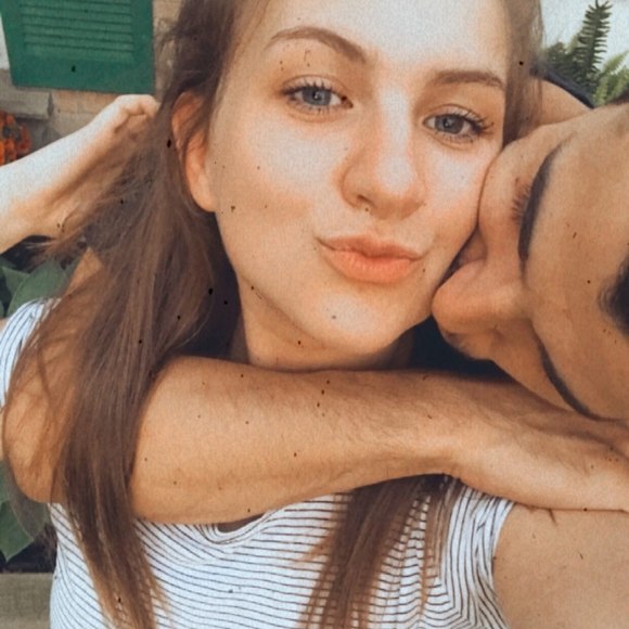 Desiree Alexis dudas - Poshmark Profile Picture of Desiree Alexis dudas (@desireealexi317) on Poshmark