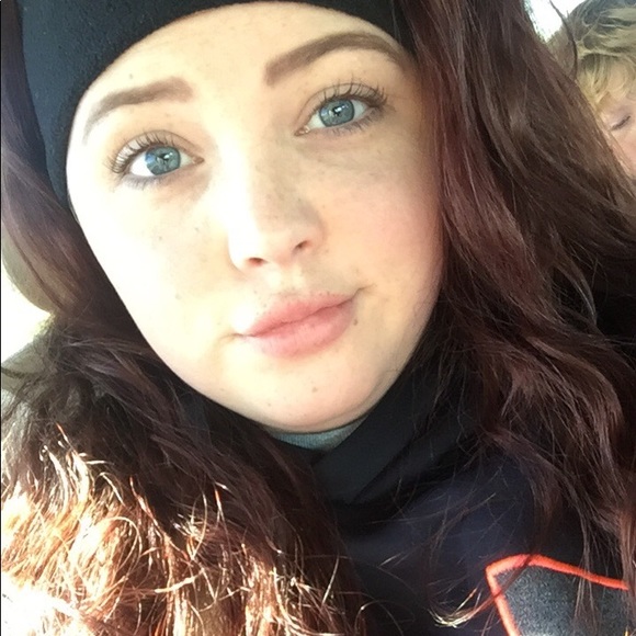 Profile Picture of Bailey Weaver (@bailey_w413) on Poshmark