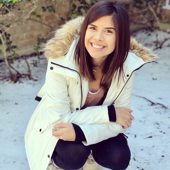 Profile Picture of Hallie Domagas (@halliedomagas18) on Poshmark