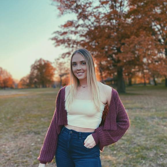 Profile Picture of Katie Asbery (@katieasbery) on Poshmark