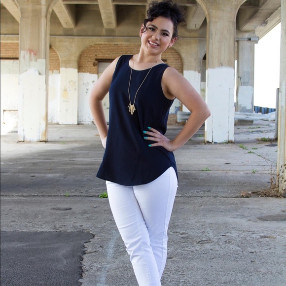 Profile Picture of Kim Navas (@kimnavs) on Poshmark