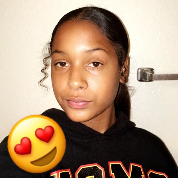 Profile Picture of Solaya Nickleberry (@solayyaa) on Poshmark