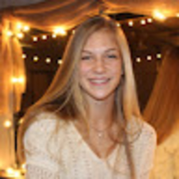 Leah Chesek - Poshmark Profile Picture of Leah Chesek (@l_ches) on Poshmark