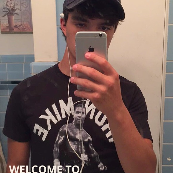 Isaac Dekalb - Poshmark Profile Picture of Isaac Dekalb (@dekalbi20) on Poshmark