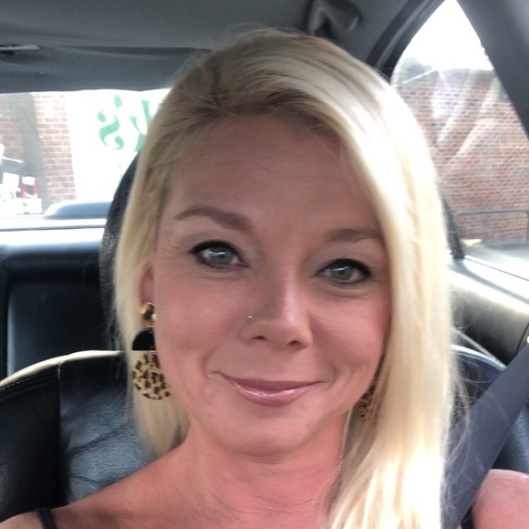 Profile Picture of Amanda Busbin (@alb21877) on Poshmark