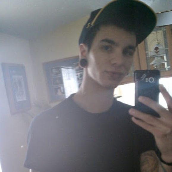 Profile Picture of Chris Serrano (@cserrano203) on Poshmark