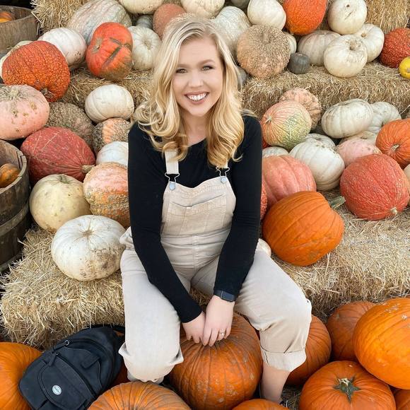 Profile Picture of Natalie Garner (@nataneenee) on Poshmark