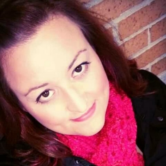 Profile Picture of Sara Peterson (@saradeezy) on Poshmark