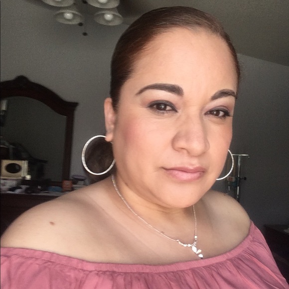 Profile Picture of Alma Duran (@duranalma) on Poshmark