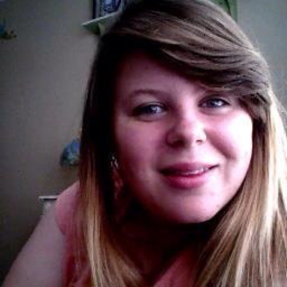 Profile Picture of Bobbie Bray (@bobbiebray) on Poshmark