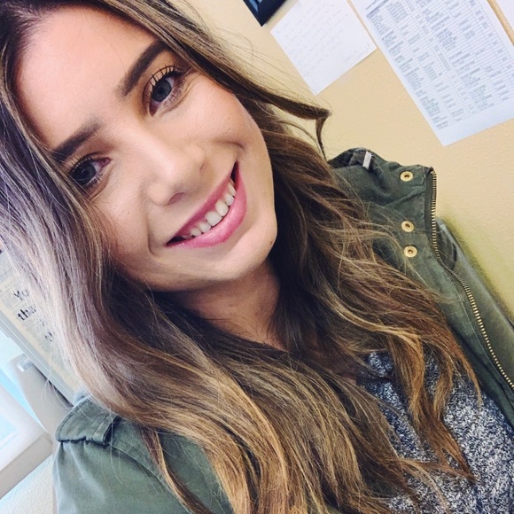 Profile Picture of Elizabeth k Daniel (@ekdaniel0415) on Poshmark