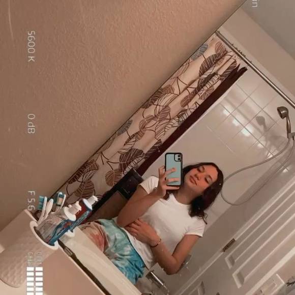 Profile Picture of Melanie Dugarte (@melaniedugarte) on Poshmark