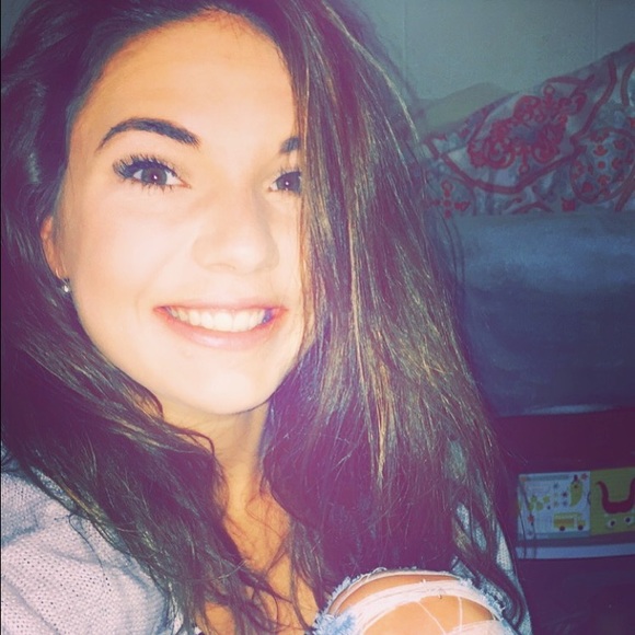 Profile Picture of Caroline Thornburg (@carolinenoelle5) on Poshmark