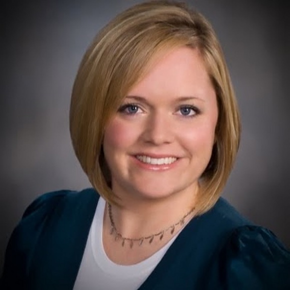 Profile Picture of Laura Bevier (@laurarbevier) on Poshmark