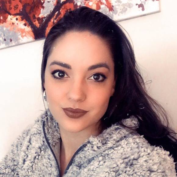 Profile Picture of Jessica Akey (@akeyjessica) on Poshmark