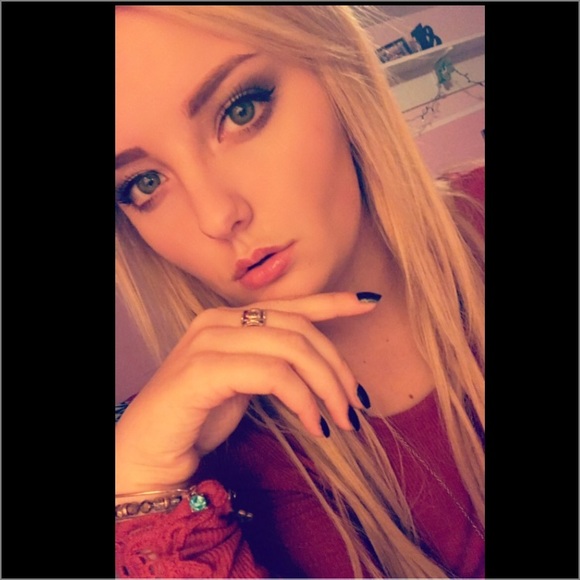 Profile Picture of Anna Grindstaff (@annagrindstaff2) on Poshmark