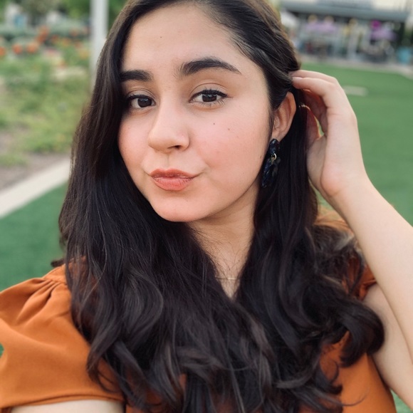 Profile Picture of Sabrina Vizcarra (@sabrivv) on Poshmark