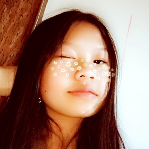Profile Picture of Lily Vue (@lily_vue21) on Poshmark