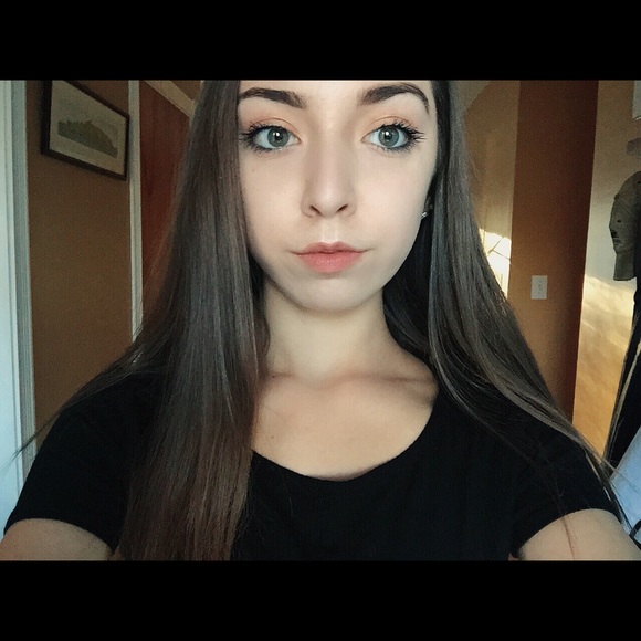 Profile Picture of Emme Leszyk (@emmexlol) on Poshmark